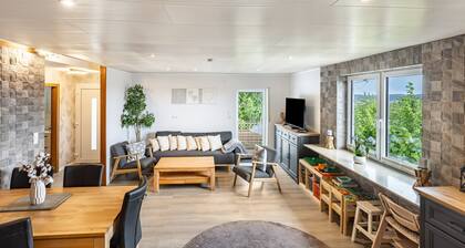 Ferienwohnung 'Perle Am Pön' mit Bergblick, privater Terrasse und Wi-Fi