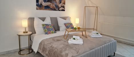 4 slaapkamers, een bureau, een strijkplank/strijkijzer, gratis wifi