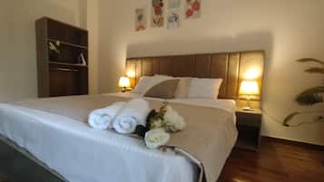 3 bedrooms, desk, laptop workspace, blackout curtains