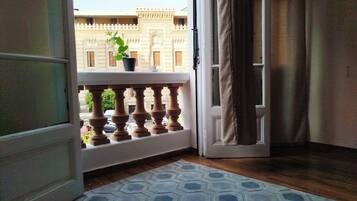 Apartamento superior, vista para a cidade | Vista do quarto