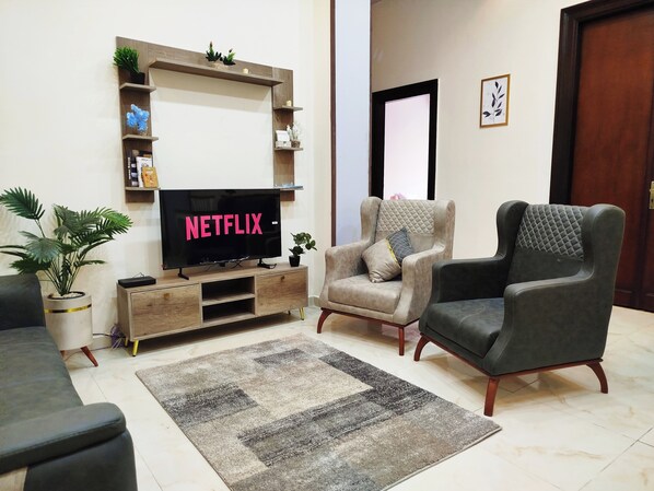 Superior-íbúð - borgarsýn | Stofa | 43-tommu snjallsjónvarp með kapalrásum, Netflix, Hulu.