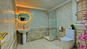 3 bedrooms, premium bedding, desk, laptop workspace