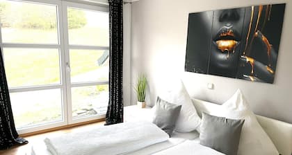 Ferienwohnung 'Osserblick Galerie' mit Bergblick, Privatem Garten und Wi-Fi