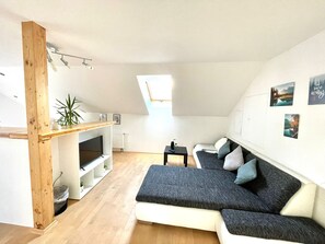 TV - Apartment 'Osserblick Galerie' with Mountain View, Private Garden and Wi-Fi (Lohberg)