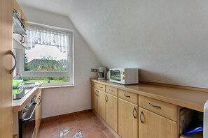 Four à micro-ondes, un four, surface de cuisson, bouilloire électrique