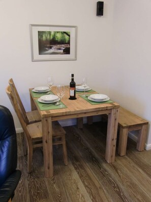 Dining - Apartment 'Fischerweg - Fewo Nordseebrise' with Private Terrace, Private Garden and Wi-Fi (Norddeich)