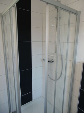 Shower, hair dryer, towels - Apartment 'Fischerweg - Fewo Nordseebrise' with Private Terrace, Private Garden and Wi-Fi (Norddeich)