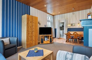 Una televisión, un reproductor estéreo