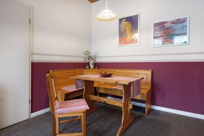 Dining - Apartment 'Kleine Ferienwohnung' with Shared Terrace, Shared Garden and Wi-Fi (Leck)