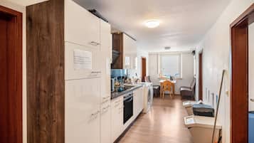 Kühlschrank, Mikrowelle, Herdplatte, Wasserkocher mit Kaffee-/Teezubehör