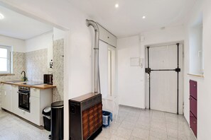 Kjøleskap, mikrobølgeovn, oppvaskmaskin og kaffetrakter/tekoker