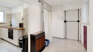 A modern kitchen with a built-in oven, a sink, and a stove. - Apartment 'Die Edisonstraße' with Wi-Fi (Pforzheim)