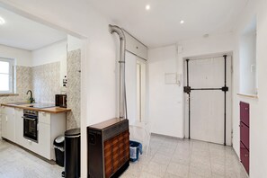 Fridge, microwave, dishwasher, coffee/tea maker