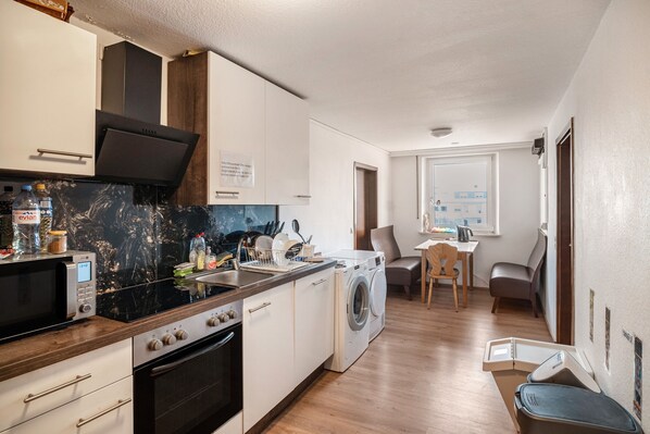 Een koelkast, een microgolfoven, een kookplaat