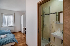 Shower, hair dryer, towels - Room 'Zimmer 1' with Wi-Fi (Berg-Weiler)