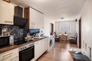 Réfrigérateur, micro-ondes, plaque de cuisson, cafetiÚre/bouilloire