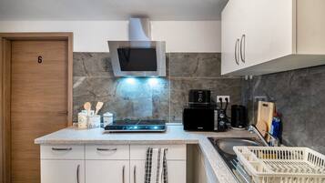 Kühlschrank, Mikrowelle, Herdplatte, Wasserkocher mit Kaffee-/Teezubehör