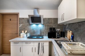 Réfrigérateur, micro-ondes, plaque de cuisson, cafetiÚre/bouilloire