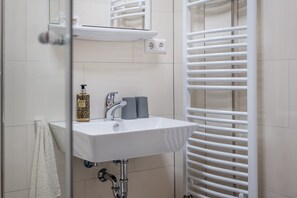 Douche, séchoir à cheveux, serviettes fournies