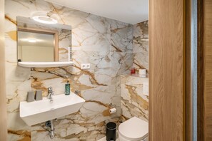 Een douche, een haardroger, handdoeken