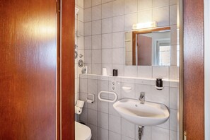 Shower, hair dryer, towels - Room 'Zimmer 10' with Wi-Fi (Berg-Weiler)