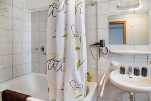 Shower, hair dryer, towels - Room 'Zimmer 11' with Wi-Fi (Berg-Weiler)