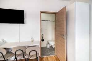 Regadera, secadora de cabello, toallas 