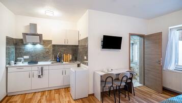 Kylskåp, mikrovågsugn, spishäll och kaffe- och tebryggare