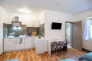 Kühlschrank, Mikrowelle, Herdplatte, Wasserkocher mit Kaffee-/Teezubehör