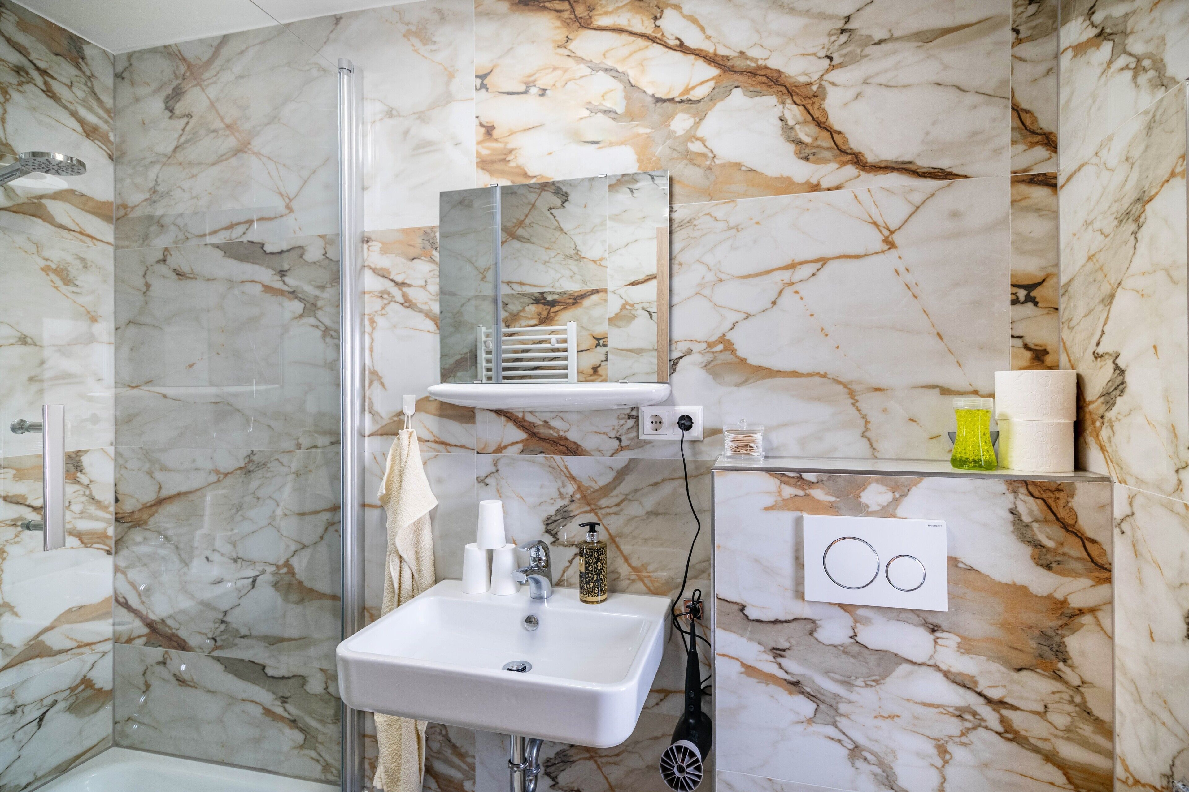 Een douche, een haardroger, handdoeken
