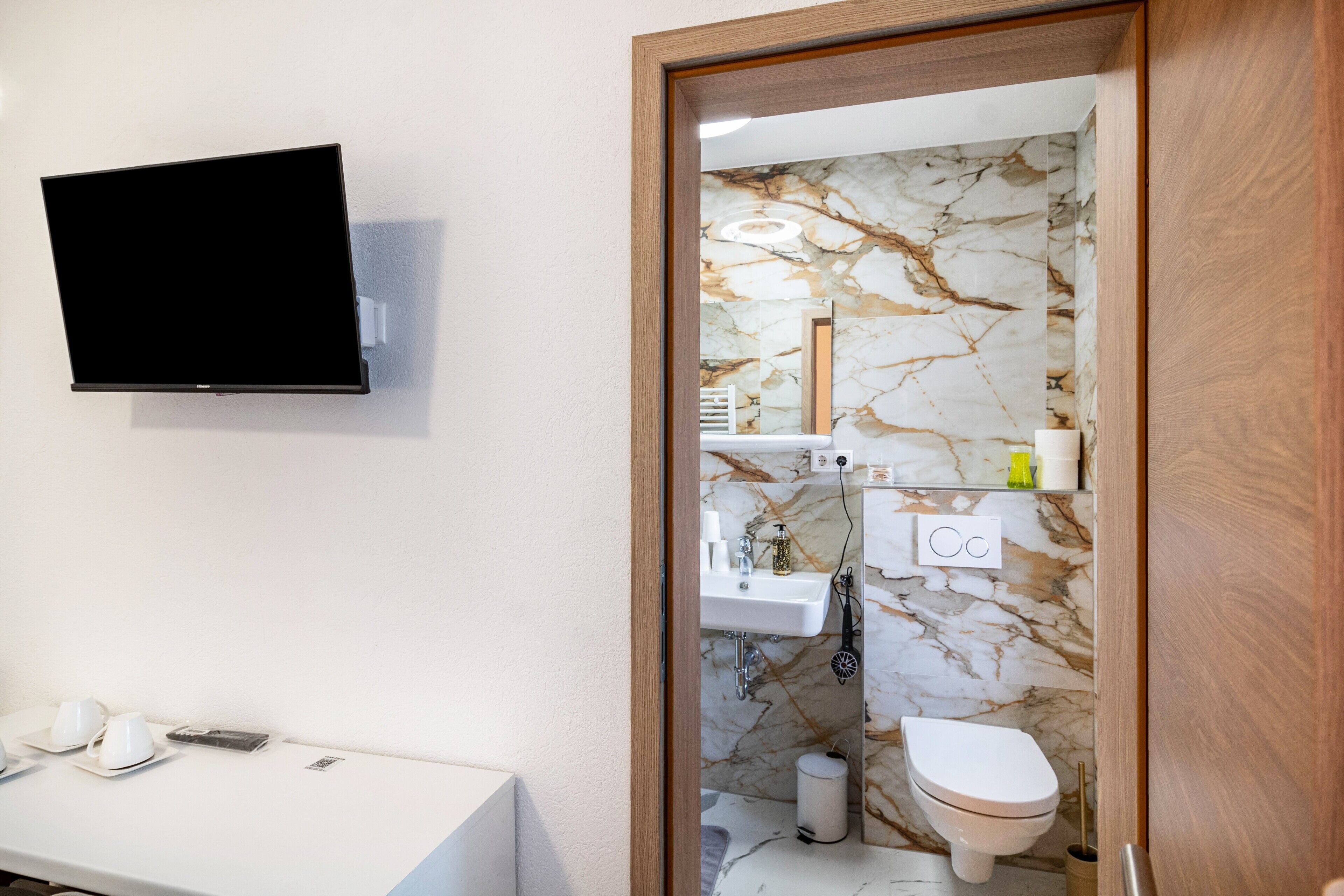 Een douche, een haardroger, handdoeken