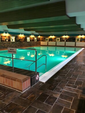 Une piscine intérieure avec un panneau indiquant qu’elle n’est pas destinée à la baignade.