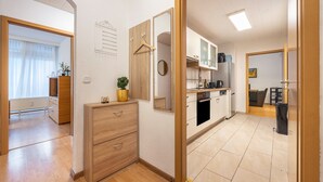 A modern apartment with a kitchen, a dining area, and a living space. - Apartment 'Das Spatzennest' with Sauna, Mountain Views & Private Terrace (Bad Harzburg)