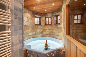 Dusche, kostenlose Toilettenartikel, Haartrockner, Handtücher