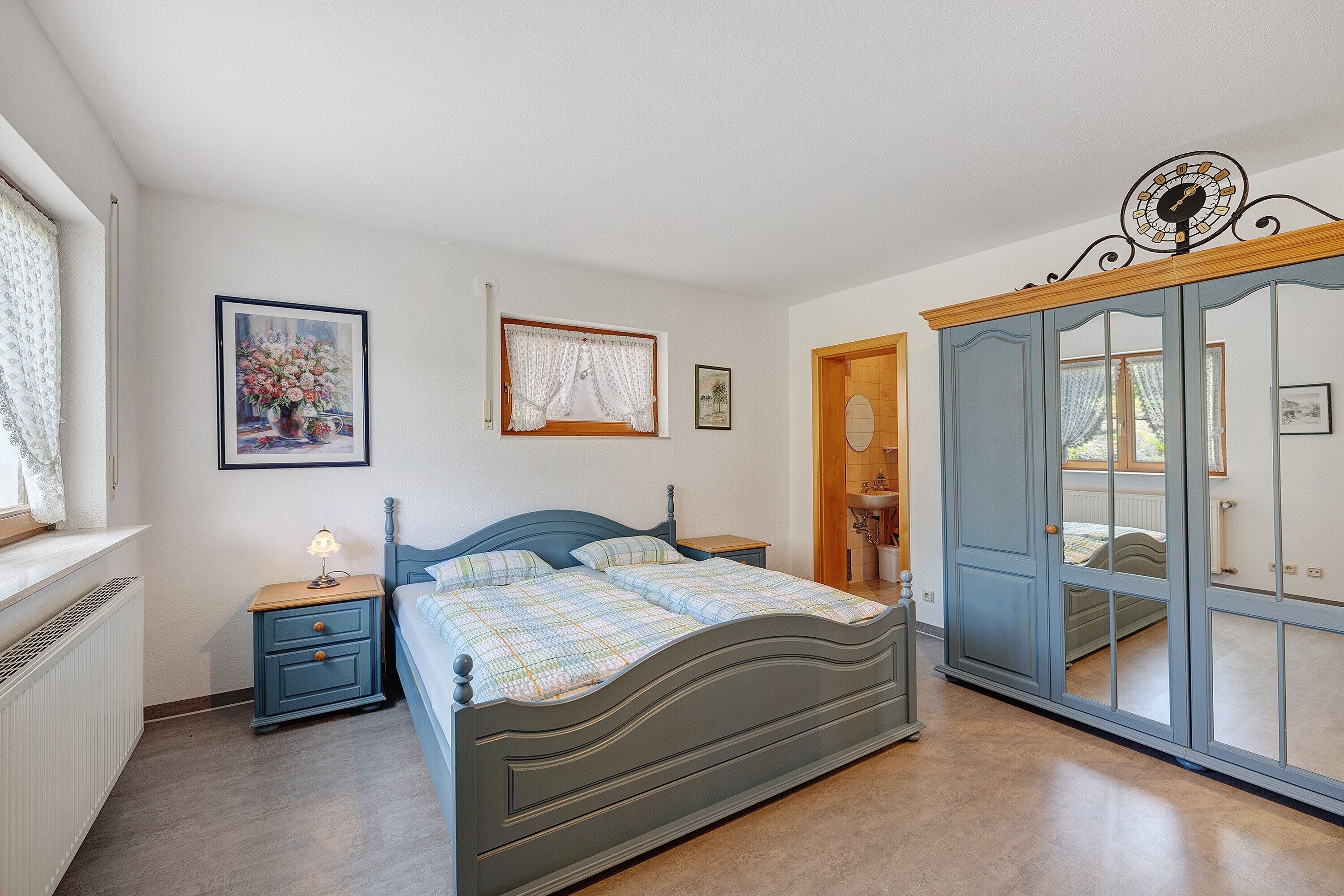 2 室のベッドルーム、デスク、WiFi (無料)、ベッドシーツ