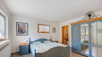 2 bedrooms, desk, free WiFi, bed sheets