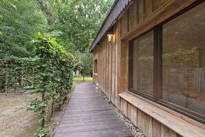 Exterior detail - Bungalow 'Urlaubsoase Am Bruchsee' with Lake View, Private Terrace and Private Garden (Templin)
