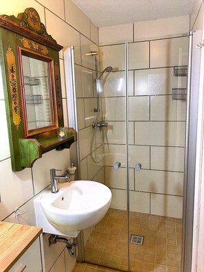 Shower, hair dryer - Bungalow 'Urlaubsoase Am Bruchsee' with Lake View, Private Terrace and Private Garden (Templin)