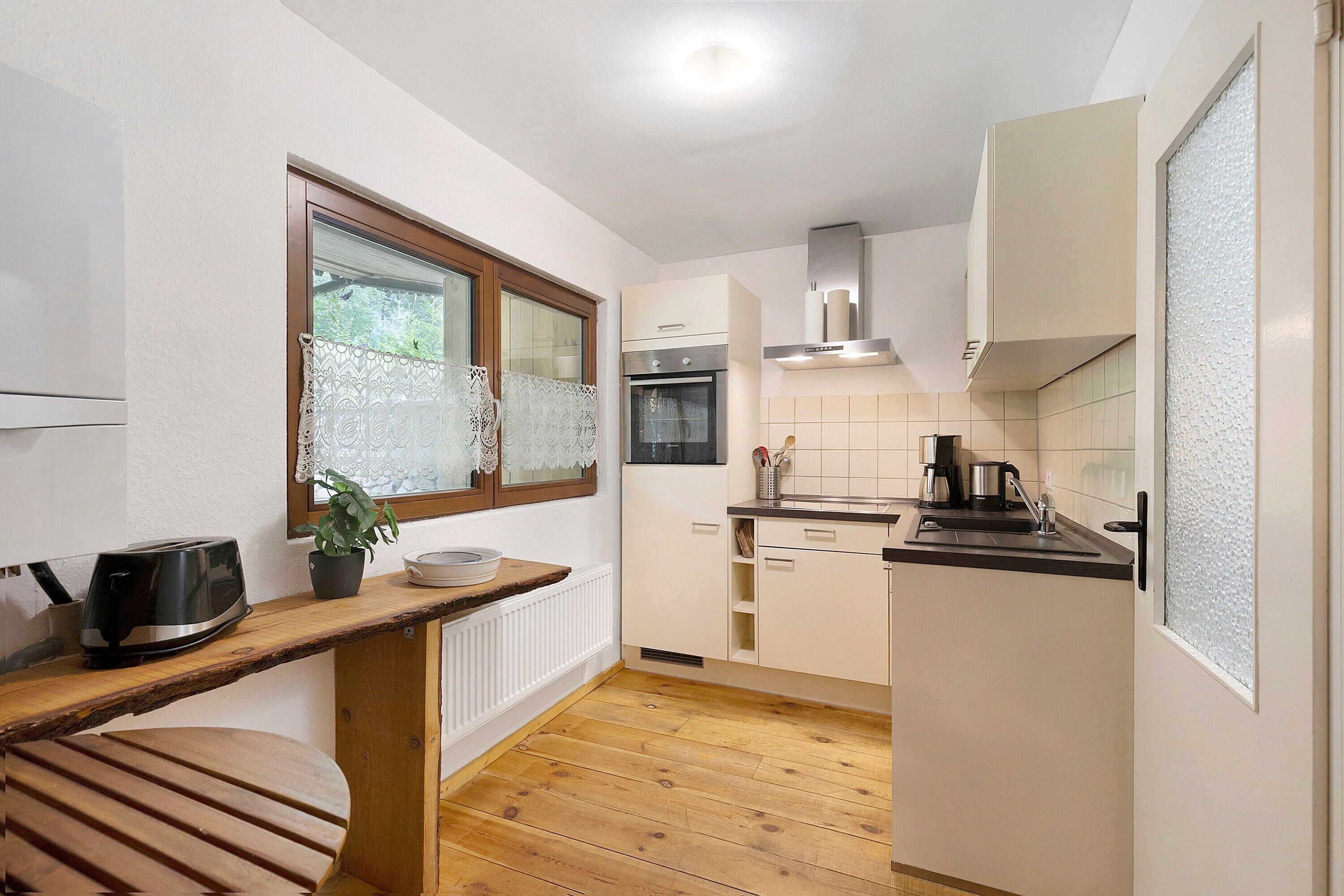 Coffee/tea maker, fridge, oven, stovetop