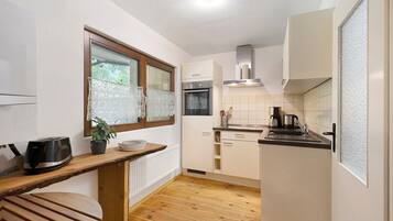 Coffee/tea maker, fridge, oven, stovetop