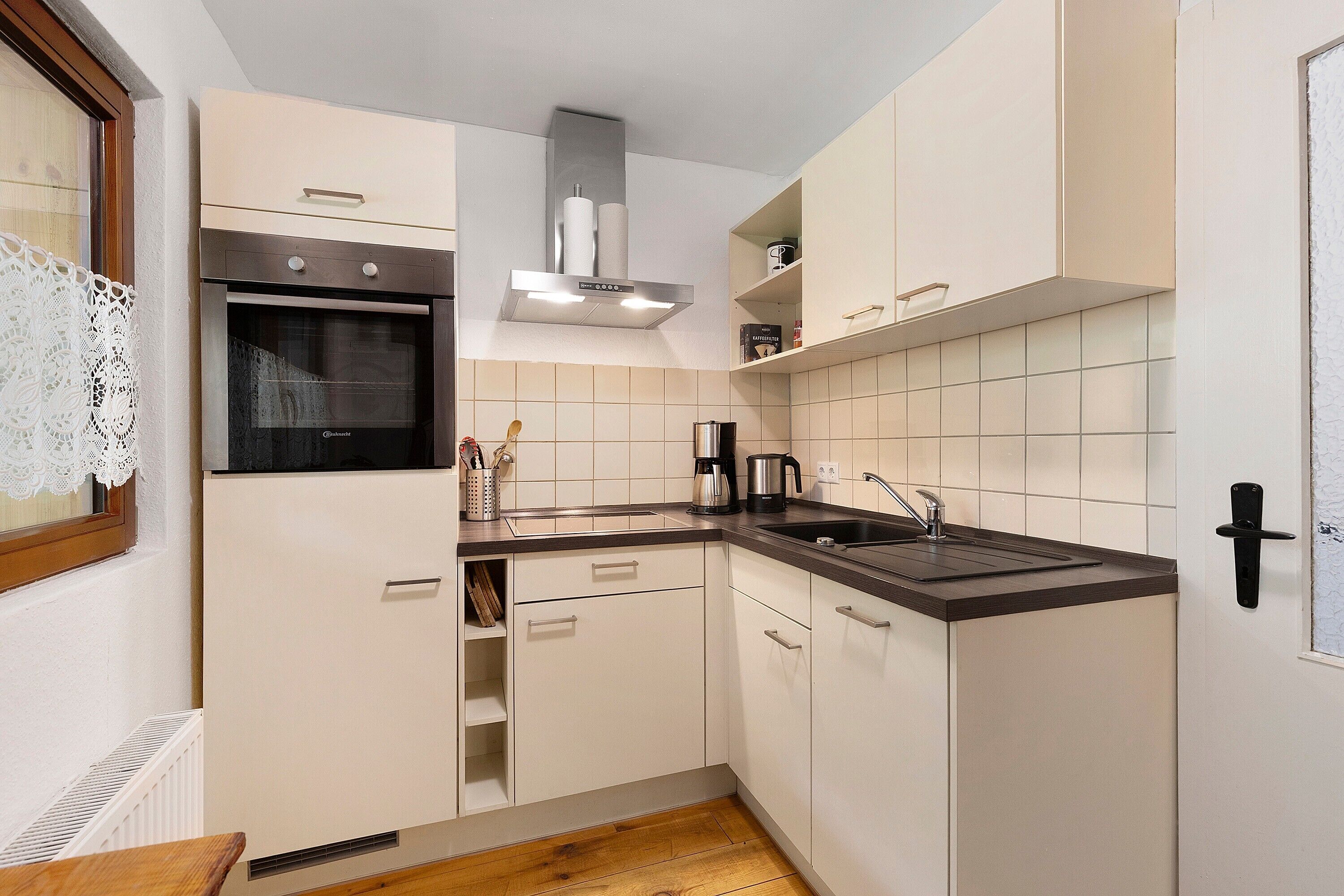 Wasserkocher mit Kaffee-/Teezubehör, Kühlschrank, Ofen, Herdplatte