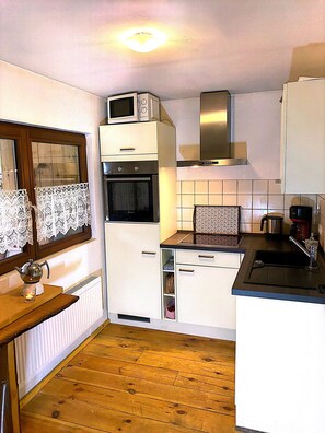 Fridge, oven, stovetop, dishwasher - Bungalow 'Urlaubsoase Am Bruchsee' with Lake View, Private Terrace and Private Garden (Templin)
