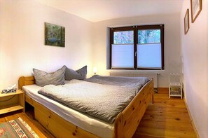 2 bedrooms, iron/ironing board, bed sheets - Bungalow 'Urlaubsoase Am Bruchsee' with Lake View, Private Terrace and Private Garden (Templin)