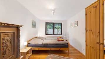 2 bedrooms, iron/ironing board, bed sheets