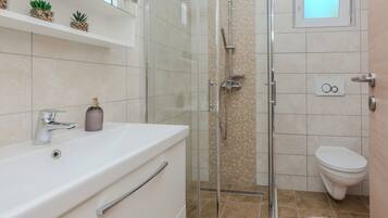 Comfort House, Pool View | Bathroom | Shower, hair dryer, towels