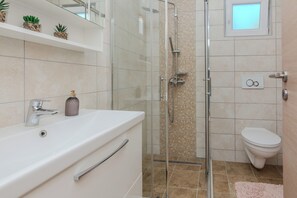 Comfort-Haus, Poolblick | Badezimmer