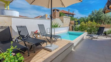 Außenpool, Sonnenschirme, Liegestühle