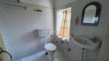 Deluxe Room | Bathroom