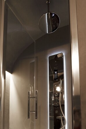 تجهيزات دش، مجففات شعر، مراحيض شطف