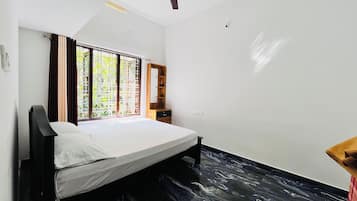 Deluxe Room | Laptop workspace, free WiFi